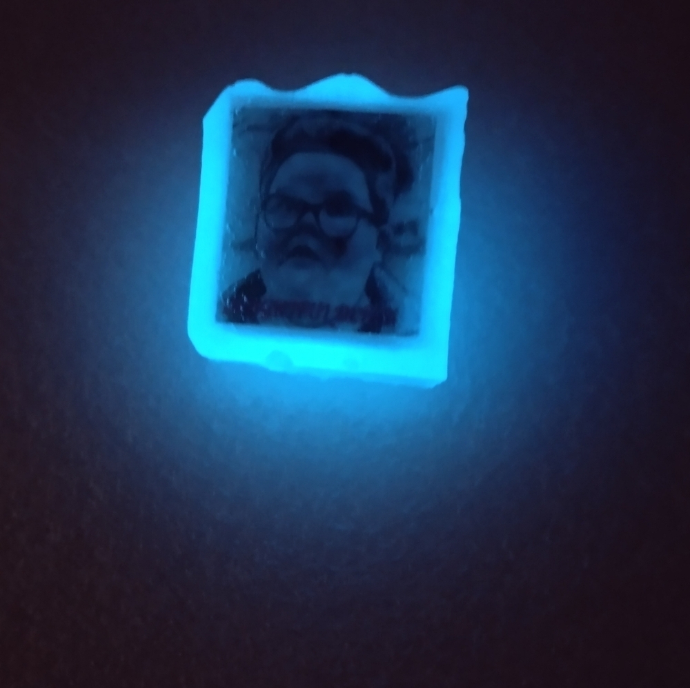 STRANGER THINGS 5 "DELIGHTFUL DEREK" 80'S GLOW ART PIN - Picture 5 of 11